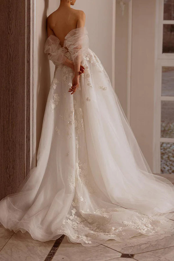 Abito da sposa in stile country con scollo a cuore e applicazioni in pizzo